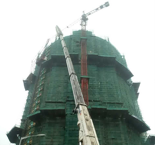 商洛市吊车在工地上作业